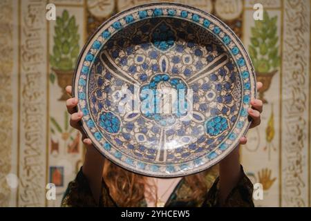 Londra, Regno Unito. 11 novembre 2024 Un grande piatto di ceramica Sultanabad Persia, XIV secolo. (Stima): £ 2.000 - £ 3.000. Anteprima dell'arte islamica e indiana al Bonhams. La vendita si svolge a Bonhams New Bond Street il 12 novembre Credit. Amer Ghazzal/Alamy Live News Foto Stock