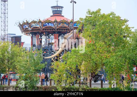 Touristenattraktion Der Große Elefant und Carrousel des Mondes Marins auf der Ile de Nantes in der Loire, Nantes, Departement Loire-Atlantique, Region Pays de la Loire, Frankreich *** attrazione turistica il grande Elefante e Carrousel des Mondes Marins sull'Ile de Nantes nella Loira, Nantes, Departement Loire Atlantique, Region Pays de la Loire, Francia Foto Stock