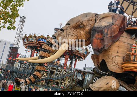 Touristenattraktion Der Große Elefant und Carrousel des Mondes Marins auf der Ile de Nantes in der Loire, Nantes, Departement Loire-Atlantique, Region Pays de la Loire, Frankreich *** attrazione turistica il grande Elefante e Carrousel des Mondes Marins sull'Ile de Nantes nella Loira, Nantes, Departement Loire Atlantique, Region Pays de la Loire, Francia Foto Stock