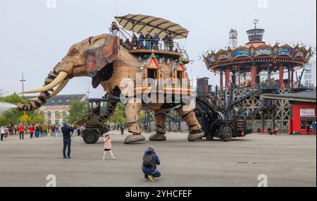 Touristenattraktion Der Große Elefant und Carrousel des Mondes Marins auf der Ile de Nantes in der Loire, Nantes, Departement Loire-Atlantique, Region Pays de la Loire, Frankreich *** attrazione turistica il grande Elefante e Carrousel des Mondes Marins sull'Ile de Nantes nella Loira, Nantes, Departement Loire Atlantique, Region Pays de la Loire, Francia Foto Stock