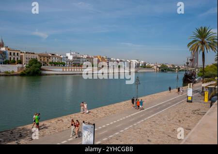 Siviglia, Spagna, Vista panoramica, alto angolo, turisti, passeggiate lungo il canale, il paesaggio urbano, le scene di strada, di giorno Foto Stock