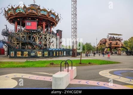 Touristenattraktion Der Große Elefant und Carrousel des Mondes Marins auf der Ile de Nantes in der Loire, Nantes, Departement Loire-Atlantique, Region Pays de la Loire, Frankreich *** attrazione turistica il grande Elefante e Carrousel des Mondes Marins sull'Ile de Nantes nella Loira, Nantes, Departement Loire Atlantique, Region Pays de la Loire, Francia Foto Stock