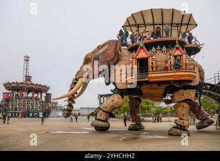 Touristenattraktion Der Große Elefant und Carrousel des Mondes Marins auf der Ile de Nantes in der Loire, Nantes, Departement Loire-Atlantique, Region Pays de la Loire, Frankreich *** attrazione turistica il grande Elefante e Carrousel des Mondes Marins sull'Ile de Nantes nella Loira, Nantes, Departement Loire Atlantique, Region Pays de la Loire, Francia Foto Stock