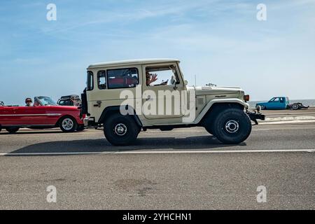 Gulfport, MS - 4 ottobre 2023: Vista laterale grandangolare di un SUV Toyota Land Cruiser FJ40 del 1978 in una mostra automobilistica locale. Foto Stock