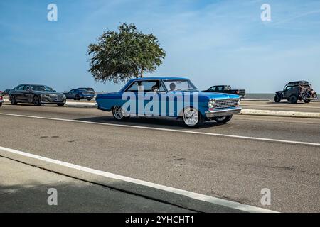 Gulfport, MS - 4 ottobre 2023: Vista grandangolare dell'angolo anteriore di una Chevrolet Chevy II Nova Hardtop Coupé del 1964 in una mostra automobilistica locale. Foto Stock