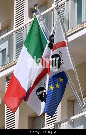 Italienische und sardische Fahne an einem Gebäude in Alghero, Sardinien, Itallien *** bandiera italiana e sarda su un edificio ad Alghero, Sardegna, Italia Foto Stock