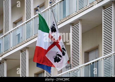 Italienische und sardische Fahne an einem Gebäude in Alghero, Sardinien, Itallien *** bandiera italiana e sarda su un edificio ad Alghero, Sardegna, Italia Foto Stock