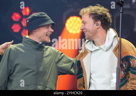 Sessionseroeffnung Koelner Karneval Heumarkt Joris und Oliver Niesen Leadsaenger der Band Cat Ballou bei seinem Auftritt gemeinsam mit Cat Ballou bei der Sessionseroeffnung am Koelner Karneval am Heumarkt Koeln Nordrhein-Westfalen Deutschland Foto Stock