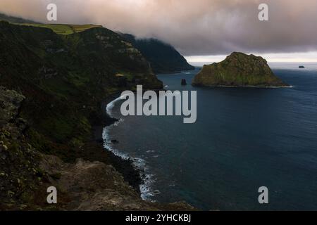 Il Miradouro da Baía de Além offre una splendida vista sulla baia e sull'isola Maria Vaz. Foto Stock