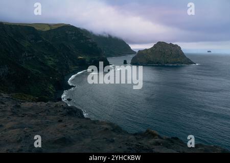 Il Miradouro da Baía de Além offre una splendida vista sulla baia e sull'isola Maria Vaz. Foto Stock