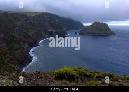 Il Miradouro da Baía de Além offre una splendida vista sulla baia e sull'isola Maria Vaz. Foto Stock