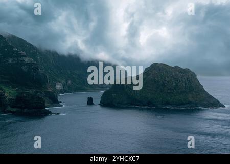 Il Miradouro da Baía de Além offre una splendida vista sulla baia e sull'isola Maria Vaz. Foto Stock