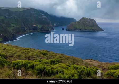 Il Miradouro da Baía de Além offre una splendida vista sulla baia e sull'isola Maria Vaz. Foto Stock