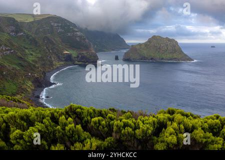 Il Miradouro da Baía de Além offre una splendida vista sulla baia e sull'isola Maria Vaz. Foto Stock