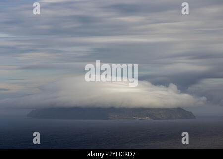 Vista dell'isola di Corvo dall'isola Flores, Azzorre. Foto Stock