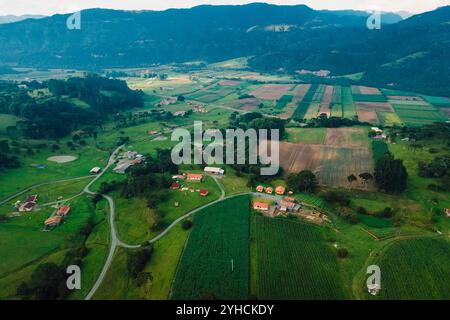 Vista aerea di un'area rurale con montagne a Santa Catarina, Brasile Foto Stock