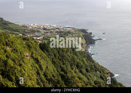 Vista su Faja do Conde e Santa Cruz sull'isola di Flores, Azzorre. Foto Stock