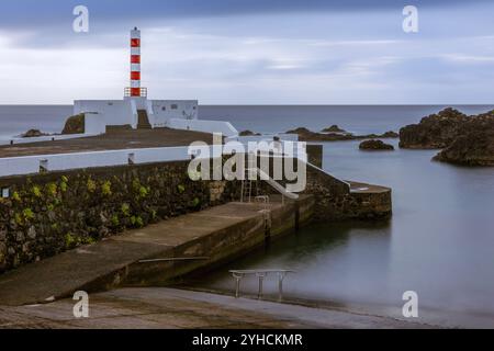 Porto Velho è un vecchio porto di pescatori a Santa Cruz das Flores, nelle Azzorre, trasformato in zona balneare e utilizzato dai pescatori locali. Foto Stock