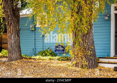 Mount Crested Butte, Stati Uniti d'America - 29 settembre 2022: Centro del Colorado con il segno delle elezioni politiche democratiche per Phil Weiser procuratore generale del Colorado Foto Stock