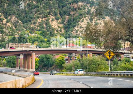 Glenwood Springs, Stati Uniti - 29 settembre 2022: Autostrada del Colorado con molte auto che guidano nella città di montagna di Glenwood Springs Foto Stock