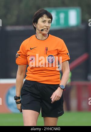 Londra, Regno Unito. 10 novembre 2024. LONDRA, INGHILTERRA - l'arbitro Elizabeth Simms durante la partita di calcio della Barclays fa Women's Super League tra West Ham United Women e Leicester City Women al Chigwell Construction Stadium Victoria Road, Dagenham il 10 novembre 2024 a Dagenham, Inghilterra. Crediti: Action foto Sport/Alamy Live News Foto Stock