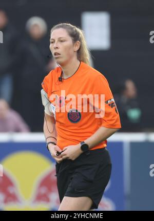 Londra, Regno Unito. 10 novembre 2024. LONDRA, INGHILTERRA - l'arbitro Abigail Byrne durante la partita di calcio della Barclays fa Women's Super League tra West Ham United Women e Leicester City Women al Chigwell Construction Stadium Victoria Road, Dagenham il 10 novembre 2024 a Dagenham, Inghilterra. Crediti: Action foto Sport/Alamy Live News Foto Stock