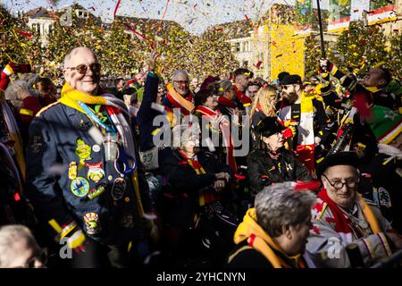 DEN BOSCH - il calcio d'inizio del carnevale nel centro di Oeteldonk, il nome che la città di Den Bosch porta durante il popolare festival. ANP ROB ENGELAAR netherlands Out - belgio Out Foto Stock