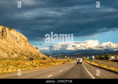 Gypsum, USA - 29 settembre 2022: Interstate Highway 70 Road con auto che passano dalle scogliere del canyon della contea di Eagle Foto Stock