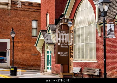 Leadville, Stati Uniti - 29 settembre 2022: Strada della città mineraria del Colorado, insegna del centro per gli edifici storici e il municipio Foto Stock