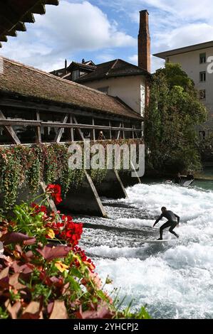 Surfista presso lo storico blocco mulini, Thun, Svizzera Foto Stock