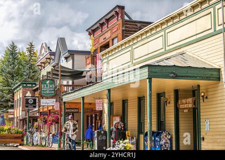 Mount Crested Butte, Stati Uniti - 29 settembre 2022: Villaggio del Colorado in centro con ufficio postale sulla strada principale in autunno, stagione delle foglie Foto Stock