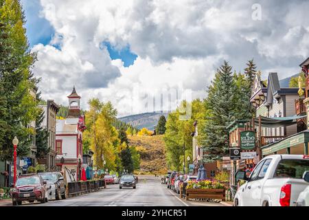 Mount Crested Butte, Stati Uniti - 29 settembre 2022: Villaggio del Colorado in centro, con case sulla strada principale nella stagione autunnale delle foglie Foto Stock