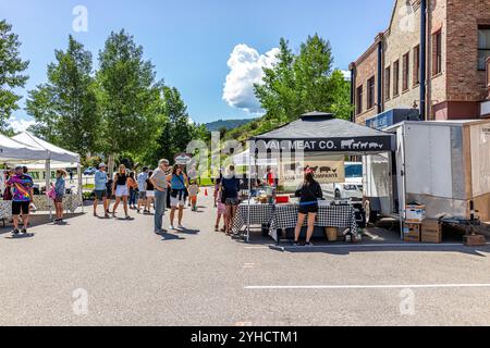 Edwards, USA - 2 luglio 2022: Mercato agricolo in Colorado con Vail Meat Company Venditore Foto Stock