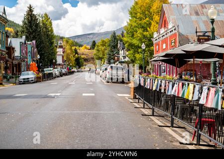 Mount Crested Butte, Stati Uniti - 29 settembre 2022: Villaggio del Colorado in centro con case d'epoca colorate e marciapiede di ristoranti Foto Stock