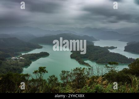 Lago Thousand Island da Shiding Crocodile Island presso la diga di Feitsui nel distretto di Shiding, New Taipei, Taiwan. Foto Stock