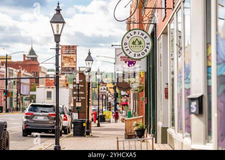 Leadville, Stati Uniti - 29 settembre 2022: Strada della città mineraria del Colorado, insegna del centro per gli edifici storici e il negozio di articoli da regalo Alpine Foto Stock