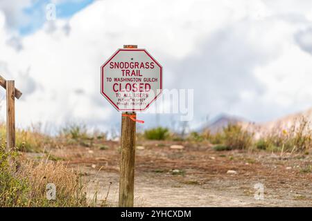 Mount Crested Butte, Stati Uniti - 29 settembre 2022: Insegna escursionistica in autunno estate per il sentiero Snodgrass chiuso in Colorado Foto Stock