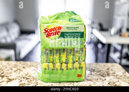 Avon, USA - 8 luglio 2022: Spugne abrasive Scotch-Brite per pulizia di piatti con etichetta con marchio Foto Stock