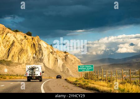 Gypsum, USA - 29 settembre 2022: Interstate Highway 70 Road con auto che in estate passano dalle scogliere del canyon della contea di Eagle Foto Stock