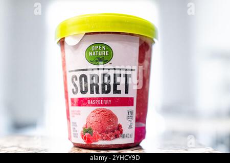 Avon, Stati Uniti - 11 luglio 2022: Etichetta con il cartello per il dessert Vegan gelato al gusto di sorbetto ai lamponi da Open Nature safeway a base vegetale Foto Stock