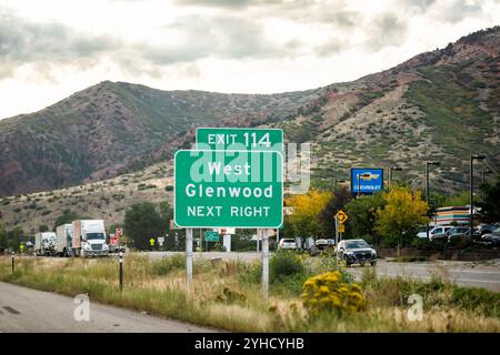 Glenwood Springs, USA - 29 settembre 2022: Uscita dell'area di sosta per il cibo dell'hotel, autostrada Colorado in estate, autocarri della concessionaria Chevrolet Foto Stock