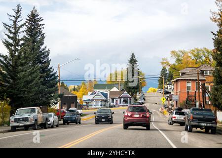 Leadville, Stati Uniti - 29 settembre 2022: Strada della città mineraria del Colorado in centro in autunno pov Point of View camminando nel quartiere residenziale Foto Stock