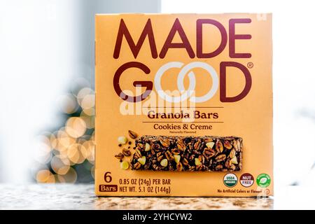 Avon, USA - 11 gennaio 2022: Ottime barrette di muesli biscotti al cioccolato e dessert biologico al gusto di crema Foto Stock