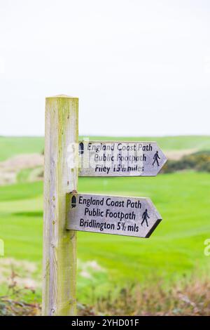 Sentiero pubblico England Coast Path cartelli in legno con indicazioni per Filey e Bridlington a lamborough Head, Outer Headland Nature Reserve, ssi, Bridl Foto Stock