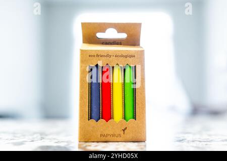 Avon, USA - 16 luglio 2022: Marchio Papiro con colori multicolori con etichetta per candele di cera d'api ecocompatibili Foto Stock