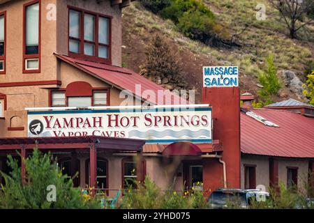 Glenwood Springs, Stati Uniti - 29 settembre 2022: Centro città di montagna con negozi, ristoranti e insegna delle grotte di vapore di Yampah Hot Springs Foto Stock