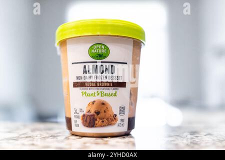 Avon, Stati Uniti - 11 luglio 2022: Etichetta con il cartello per il dessert vegetariano al gelato, realizzato con un gusto di cioccolato fondente di origine vegetale a marchio Open Nature safeway Foto Stock