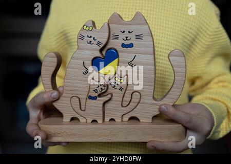 Il concetto di unità familiare e il sostegno reciproco degli ucraini durante la guerra. State con l'Ucraina. Cura di animali domestici, ricoveri per gatti, animali, beneficenza. Foto Stock