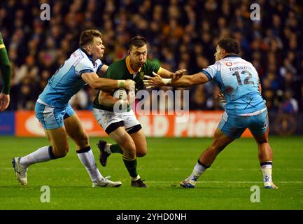 Scottish gas Murrayfield . Edimburgo Scozia Regno Unito 10 novembre 24 TEST AUTUNNALI 2024/25 Scozia contro Sud Africa Huw Jones & Sione Tuipulotu (12) di Scozia Tackle Handre Pollard, Sud Africa crediti: eric mccowat/Alamy Live News Foto Stock