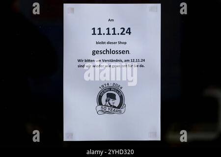 Düsseldorf 11.11.2024 Cheese & More Henri Willig Käserei Käsefachgeschäft niederländische Molkereiprodukte Lebensmittelhandel Niederlande Holland Holländischer Käse flinger Straße Altstadt Karnevals Hoppeditz Erwachen geschlossen Düsseldorf Nordrhein-Westfalen Deutschland *** Düsseldorf 11 2024 formaggio di più Henri Willig caseificio negozio specialità di formaggi olandesi commercio alimentare Olanda flinger di formaggi olandesi Straße Altstadt carnevale Hoppeditz risveglio Düsseldorf Germania Nord-Westfalia Germania Foto Stock